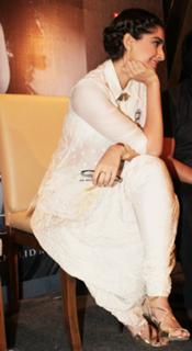 Sonam Kapoor feet photo thumbnail