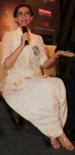 Sonam Kapoor feet photo thumbnail