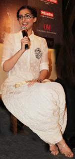 Sonam Kapoor feet photo thumbnail