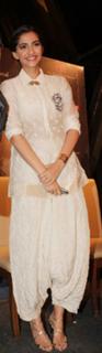 Sonam Kapoor feet photo thumbnail