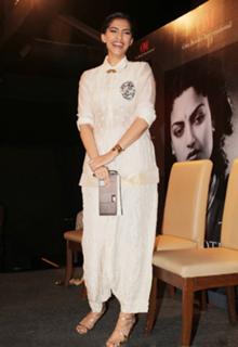 Sonam Kapoor feet photo thumbnail