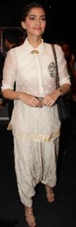 Sonam Kapoor feet photo thumbnail
