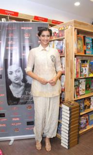 Sonam Kapoor feet photo thumbnail