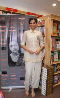 Sonam Kapoor feet photo thumbnail