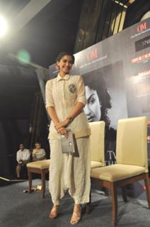 Sonam Kapoor feet photo thumbnail