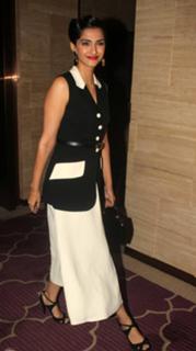 Sonam Kapoor feet photo thumbnail
