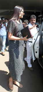 Sonam Kapoor feet photo thumbnail