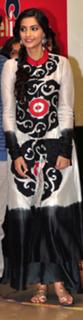 Sonam Kapoor feet photo thumbnail