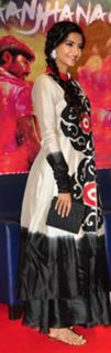 Sonam Kapoor feet photo thumbnail