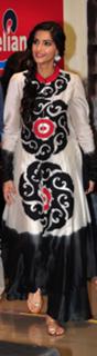 Sonam Kapoor feet photo thumbnail