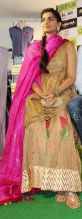 Sonam Kapoor feet photo thumbnail