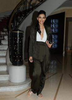 Sonam Kapoor feet photo thumbnail