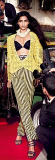 Sonam Kapoor feet photo thumbnail