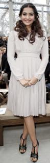 Sonam Kapoor feet photo thumbnail