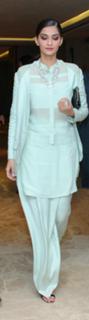 Sonam Kapoor feet photo thumbnail