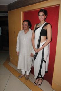 Sonam Kapoor feet photo thumbnail