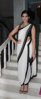 Sonam Kapoor feet photo thumbnail