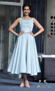 Sonam Kapoor feet photo thumbnail