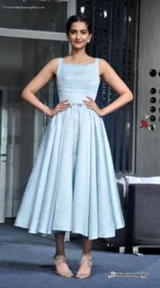 Sonam Kapoor feet photo thumbnail