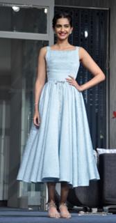 Sonam Kapoor feet photo thumbnail