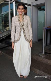Sonam Kapoor feet photo thumbnail