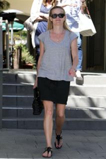 Reese Witherspoon feet photo thumbnail