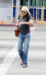Anna Faris feet photo thumbnail