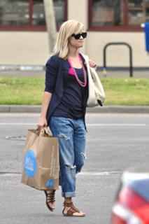 Reese Witherspoon feet photo thumbnail