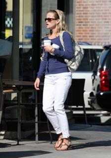 Reese Witherspoon feet photo thumbnail