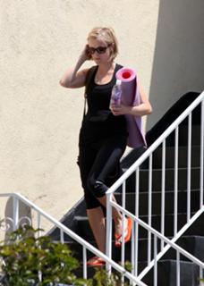 Reese Witherspoon feet photo thumbnail