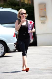 Reese Witherspoon feet photo thumbnail