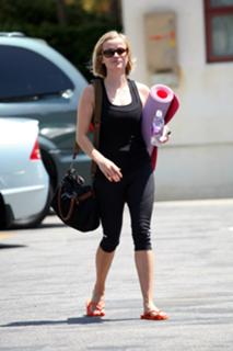 Reese Witherspoon feet photo thumbnail