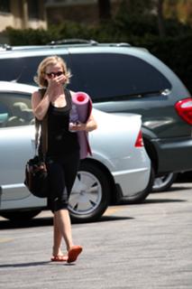 Reese Witherspoon feet photo thumbnail