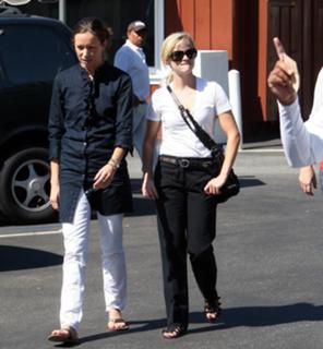 Reese Witherspoon feet photo thumbnail