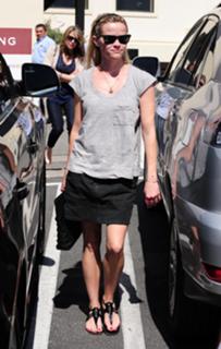 Reese Witherspoon feet photo thumbnail