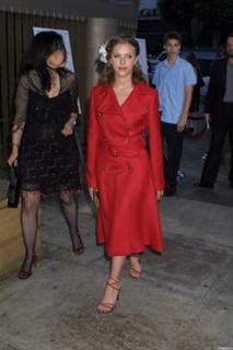Scarlett Johansson feet photo thumbnail