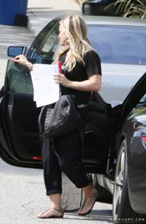 Hilary Duff feet photo thumbnail
