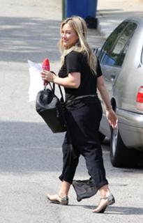 Hilary Duff feet photo thumbnail