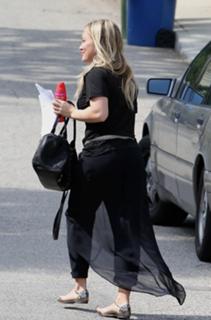 Hilary Duff feet photo thumbnail