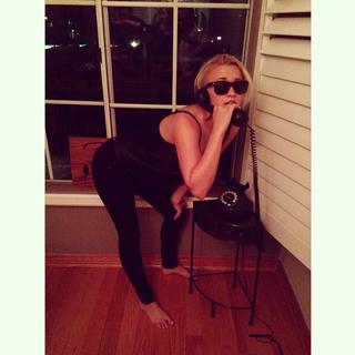 Emily Osment feet photo thumbnail
