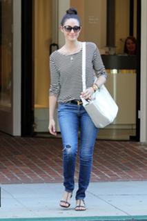 Emmy Rossum feet photo thumbnail