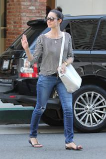 Emmy Rossum feet photo thumbnail
