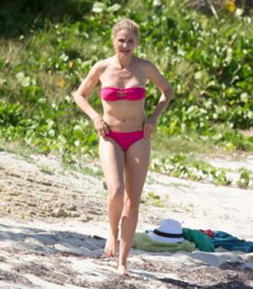 Cameron Diaz feet photo thumbnail