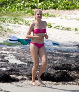 Cameron Diaz feet photo thumbnail