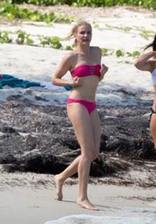Cameron Diaz feet photo thumbnail