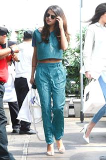 Selena Gomez feet photo thumbnail