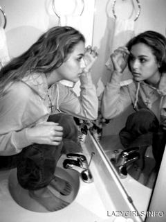 Alexa PenaVega feet photo thumbnail