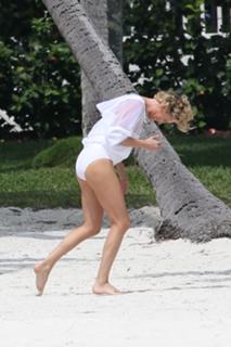 Charlize Theron feet photo thumbnail