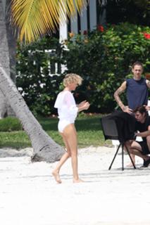 Charlize Theron feet photo thumbnail