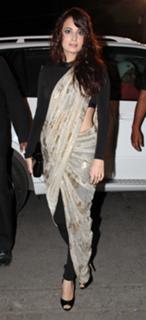 Dia Mirza feet photo thumbnail